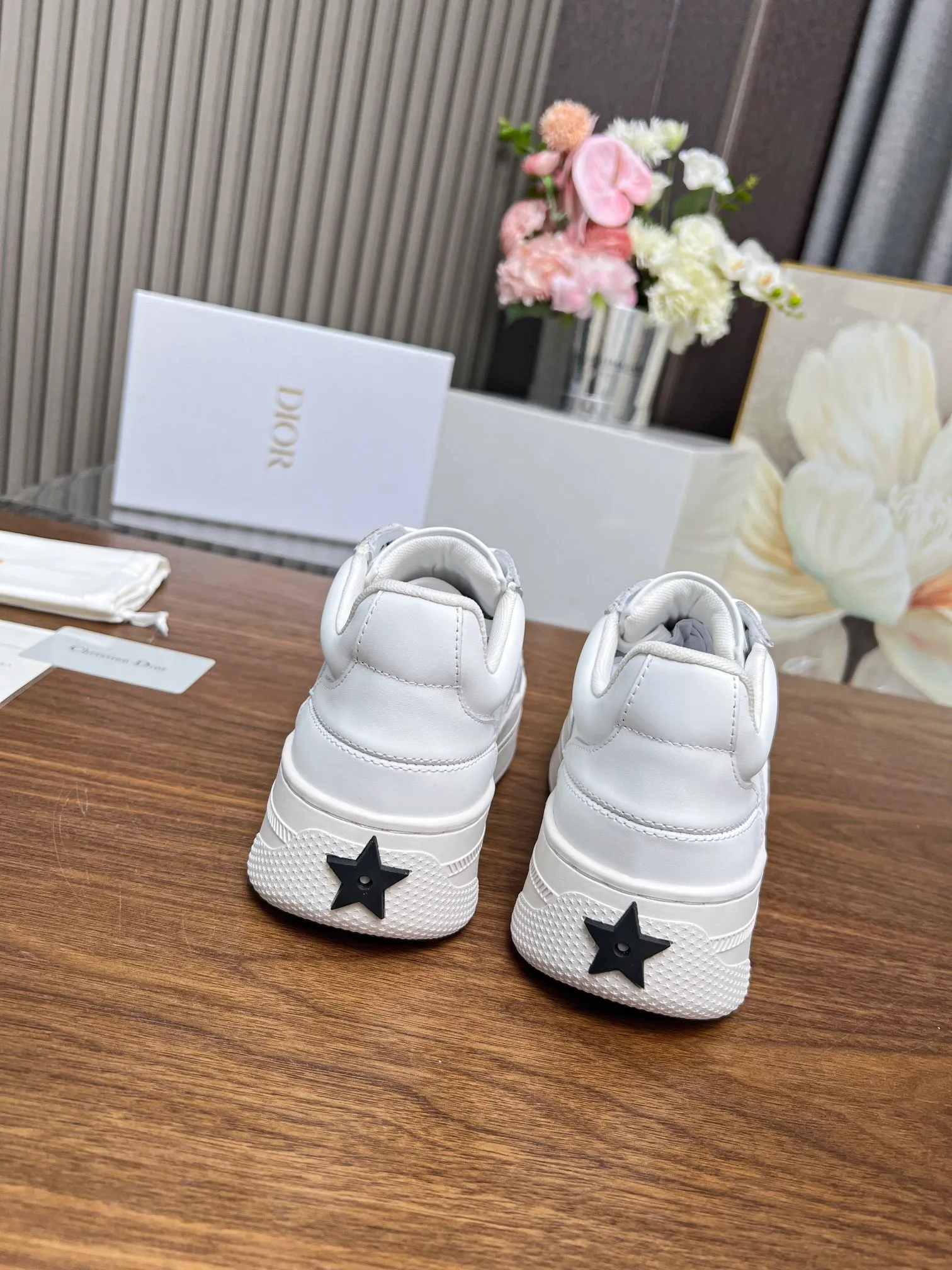 👟👟Ex-factory price 480👟👟 Dior's new 2024 Lucky Star, star sneakers, improve the signature line of modern style. The upper is carefully crafted from white calfskin, with matching suede calfskin panels on the front, and black CD signatures and star patterns on both sides, highlighting its unique charm. With a thick yet ultra-light signature sole that is 5cm taller, this sneaker can be paired with casual wear all year round. Size: 35-41. Welcome to place your order in the picture above [Rose][Rose][Rose]